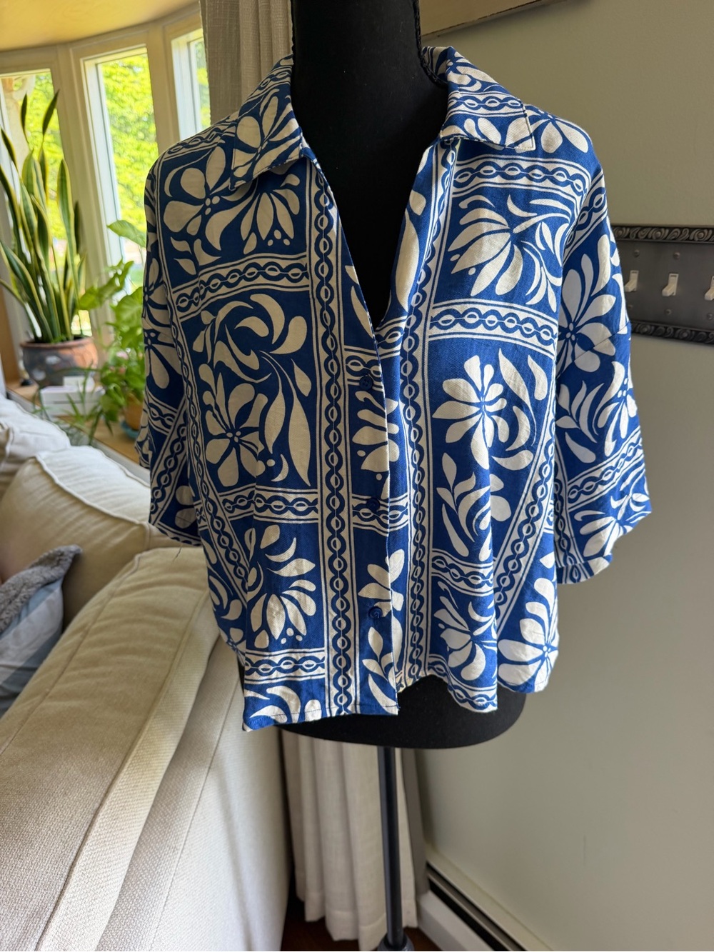 Womens Blue & White Patterned Button-Down Shirt